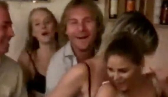 Nedved e humb kontrollin, zbavitet me tri femra dhe bën skena “të nxehta” para ditëlindjes së tij të 50-të