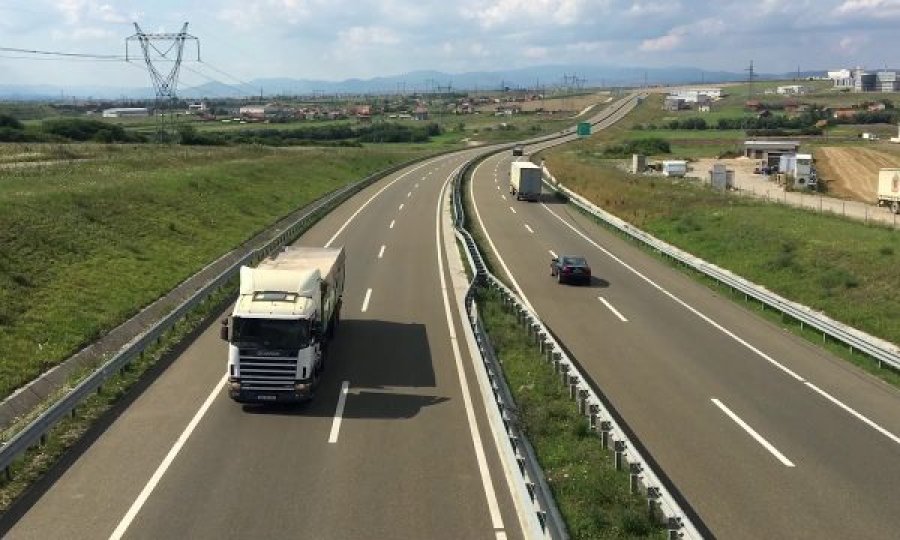 Policia ndalon shoferin e dehur në autostradën “Ibrahim Rugova”, gjobitet me 500 euro dhe i ndalohet vozitja për një vit