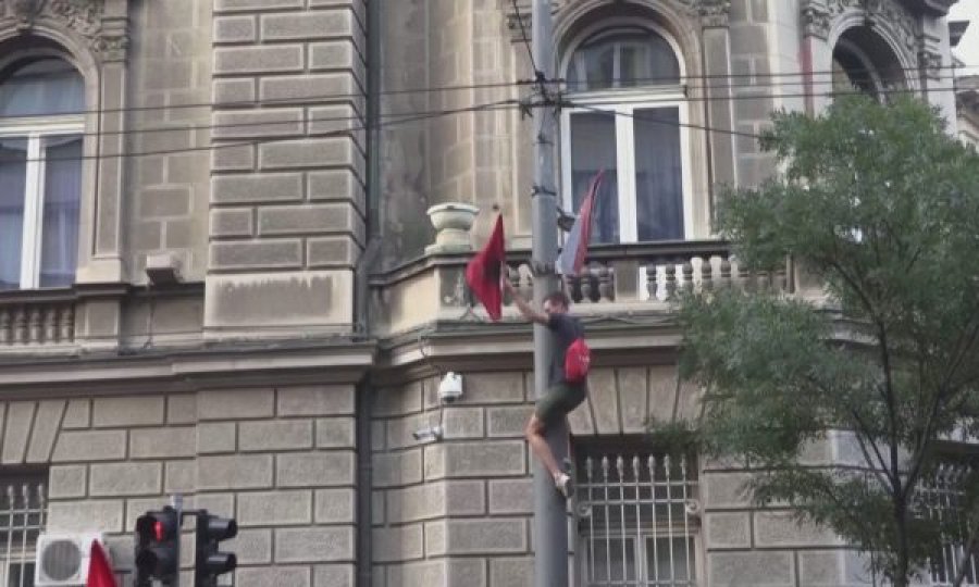 Serbët i heqin flamujt shqiptarë në Beograd, me pankarta me Putinin protestojnë kundër paradës së LGBTQ