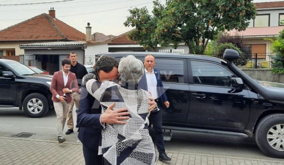 Nënat e Gjakovës e presin me puthje e shtrëngime Kryeministrin Kurti
