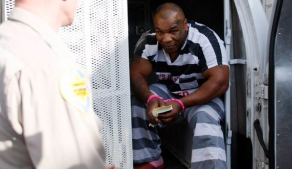 Mike Tyson shpjegon se si iu shtua një vit shtesë në dënimin e tij me burg