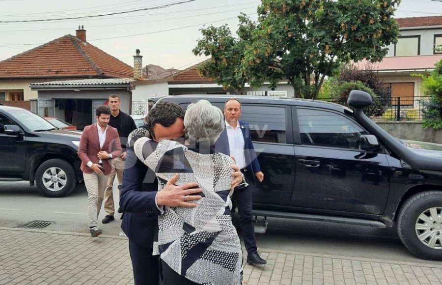 Nënat e Gjakovës e presin me puthje e shtrëngime Kryeministrin Kurti