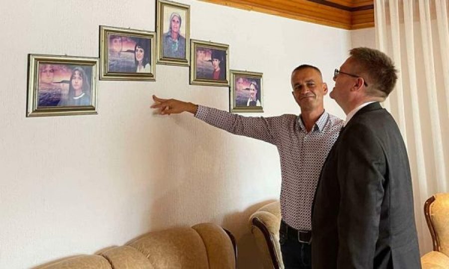 Ambasadori britanik viziton në Suharekë një qytetar që në vitin 1999 humbi nënën dhe katër motrat