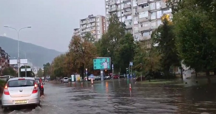 Stuhi e fortë në Shkup, përmbyti rrugët dhe theu pemë