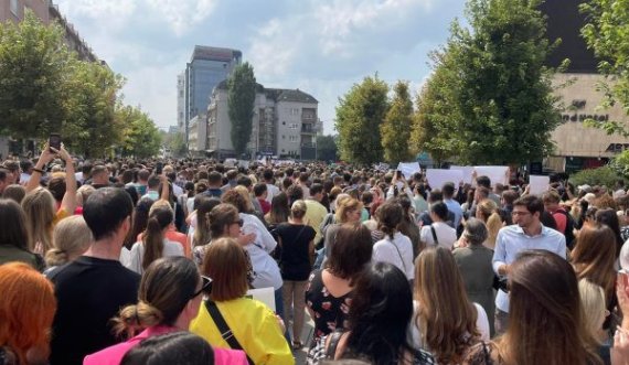 Dhunimi i 11-vjeçares/ Mbushet sheshi me protestues – kërkohet mbrojtje për vajzat dhe gratë