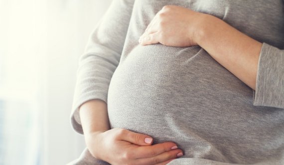 E rrahu partneren e tij shtatzënë, Prokuroria në Gjakovë kërkon paraburgim ndaj të dyshuarit