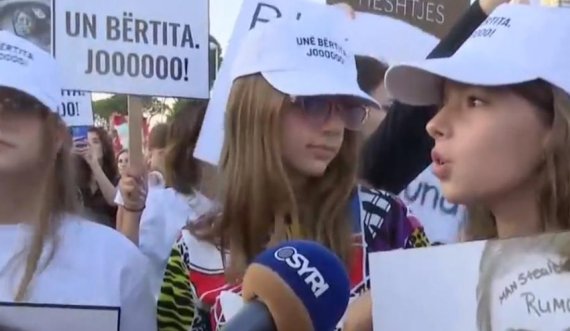 'Mos ki frikë, ti nuk je vetëm'/ Përdhunimi i 11 vjeçares në Kosovë, qytetarët e Tiranës në protestë