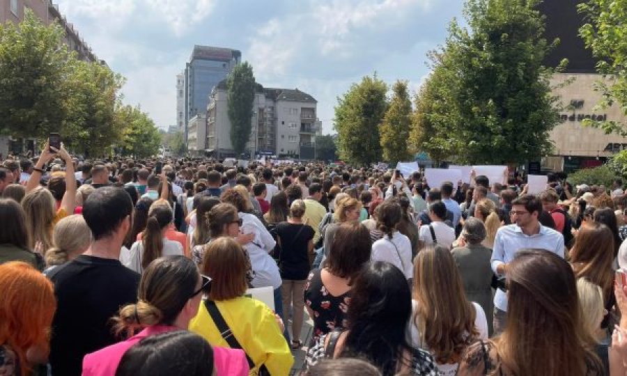 Dhunimi i 11-vjeçares/ Mbushet sheshi me protestues – kërkohet mbrojtje për vajzat dhe gratë