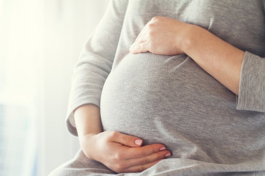 E rrahu partneren e tij shtatzënë, Prokuroria në Gjakovë kërkon paraburgim ndaj të dyshuarit