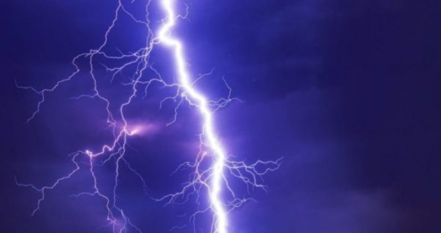Këto janë arsyet pse duhet të shmangni dushin gjatë rrufeve