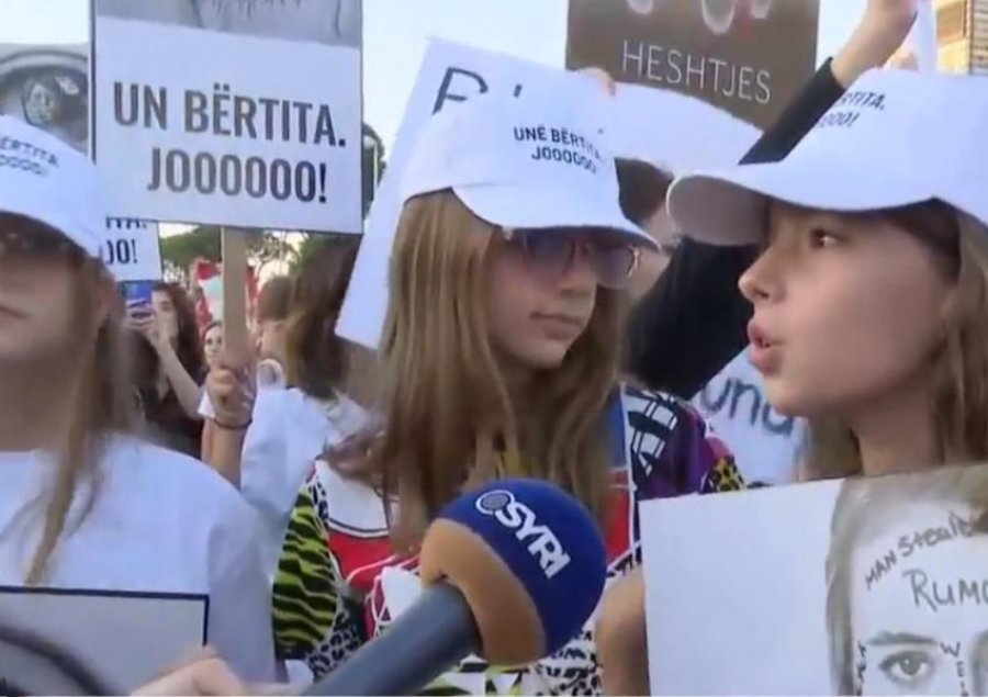 'Mos ki frikë, ti nuk je vetëm'/ Përdhunimi i 11 vjeçares në Kosovë, qytetarët e Tiranës në protestë