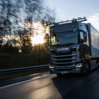Kamionët autonom që transportojnë mallra komerciale