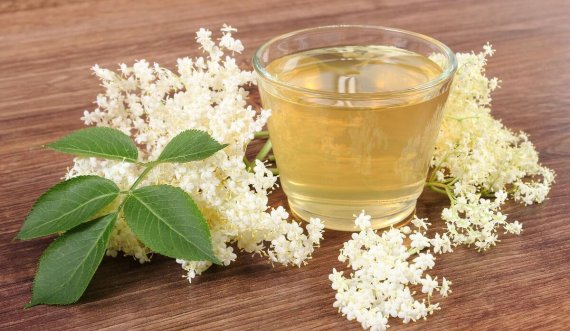 Lëngu nga lulet e akacies së bardhë, i shijshëm dhe shërues