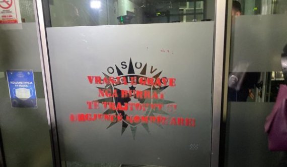 Protestuesit vendosin mbishkrim në objektin e Policisë: Vrasja e grave nga burrat të trajtohet si urgjencë kombëtare