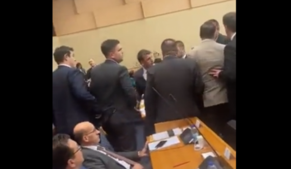 'Hallakamë' në Kuvendin e Republika Srpskas, 'kapen' deputetët