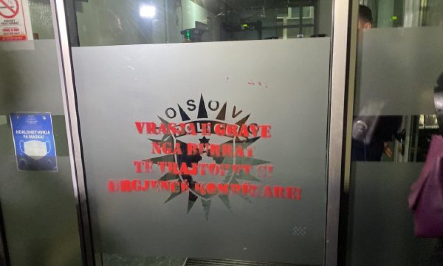 Protestuesit vendosin mbishkrim në objektin e Policisë: Vrasja e grave nga burrat të trajtohet si urgjencë kombëtare