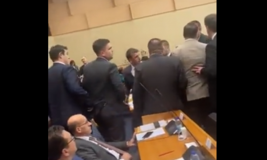 'Hallakamë' në Kuvendin e Republika Srpskas, 'kapen' deputetët