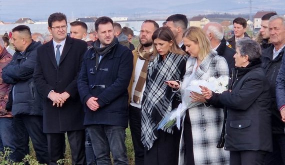 Ministrja Haxhiu merr pjesë në varrimin e shtatzënës së vrarë