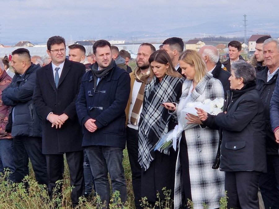 Ministrja Haxhiu merr pjesë në varrimin e shtatzënës së vrarë