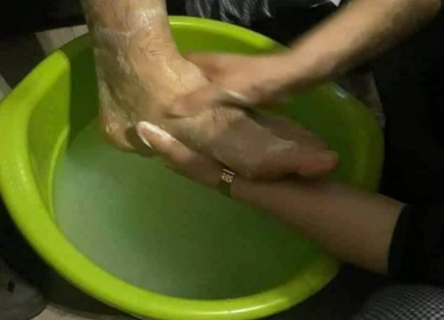 Pasi refuzoi t'ia lajë këmbët vjehrrit, babë e bir e dhun*ojnë