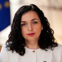 Vjosa Osmani shkon te familja e shtatzënës së vrarë nga ish -bashkëshorti