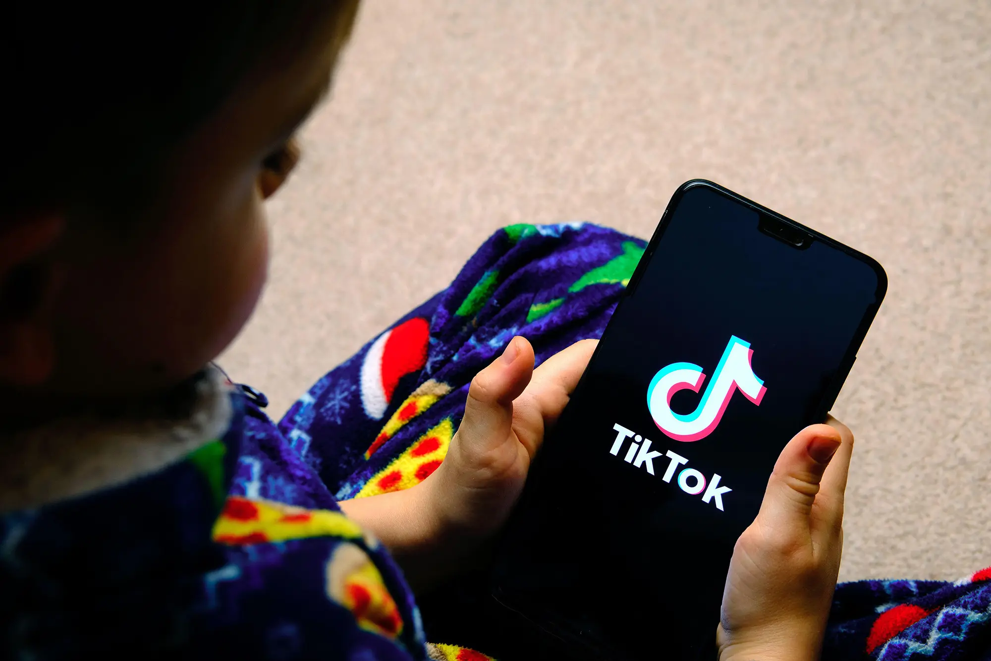 Varësia ndaj rrjetit social Tik Tok, specialistët: Fëmijët po humbasin fantazinë