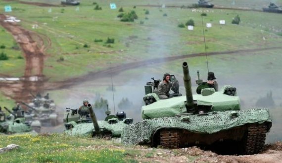 Me raketa kineze dhe tanke ruse,  Serbia po ndërmerr hapa të rrezikshëm  drejtë destabilizimit të rajonit