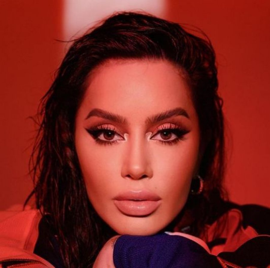 Dafina Zeqiri e ngritë këmbën përpjetë