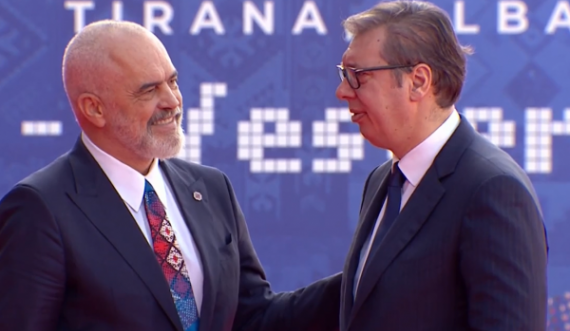 Vuçiq mbërrin në Tiranë: Serbia është vend i pavarur ne i dimë vendimet tona, i njohim detyrimet tona