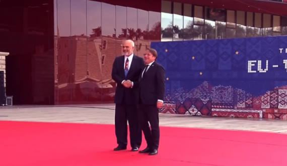 Samiti në Tiranë, mbërrijnë liderët e parë, priten nga kryeministri Rama