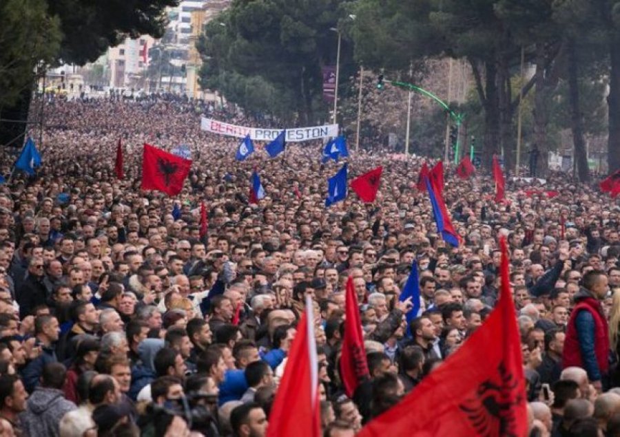 Samit dhe protestë/ Dalin të dhënat e para, sa demokratë janë nisur nga rrethet drejt Tiranës për t’iu bashkuar tubimit të opozitës