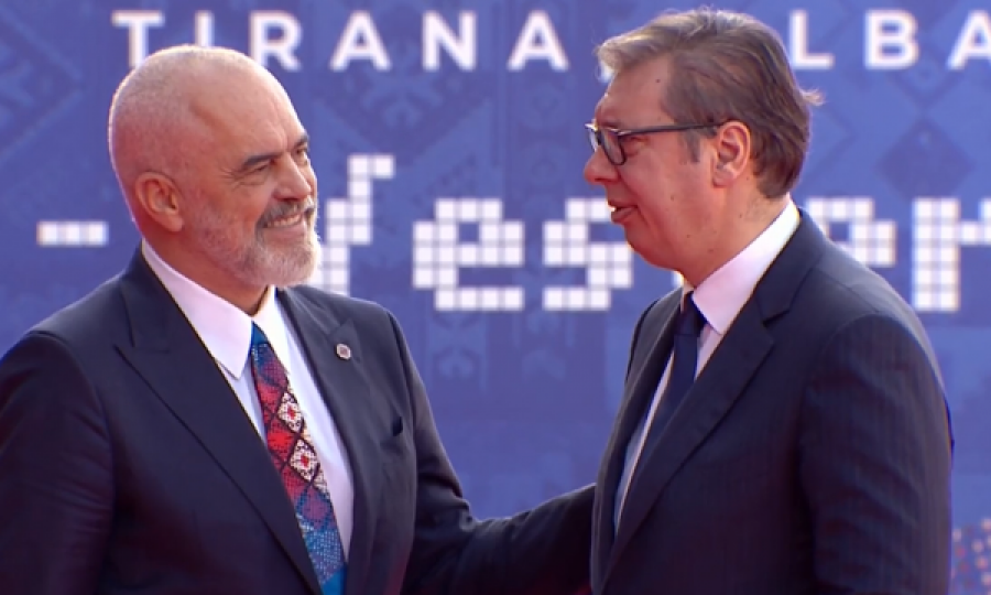 Vuçiq mbërrin në Tiranë: Serbia është vend i pavarur ne i dimë vendimet tona, i njohim detyrimet tona