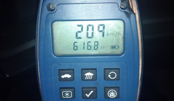 Policia dënon kosovarin i cili voziti veturën 209 km/h në zonën 80 km/h, gjobitet me 300 euro dhe me pikë negative