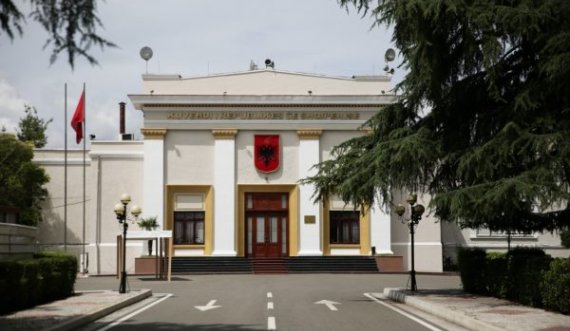 Shoferi  parkon makinën brenda oborrit të parlamentit në Shqipëri, thyen...