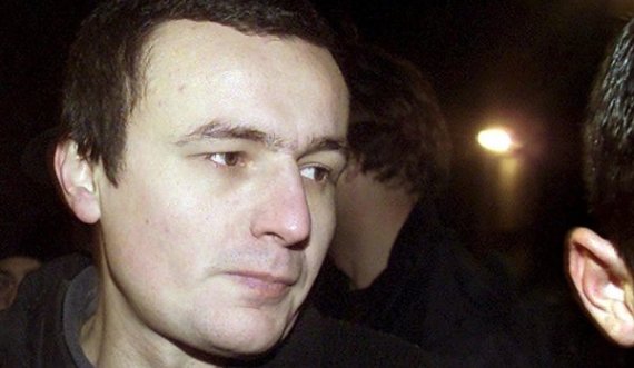 Albin Kurti duke përqafuar nënën e tij pas lirimit nga burgu me 7 dhjetor 2001