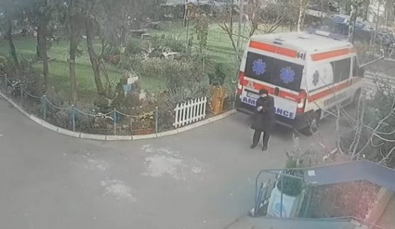 Autoambulanca shtyp këmbësoren e moshuar në Serbi, shoferi as që e dinte