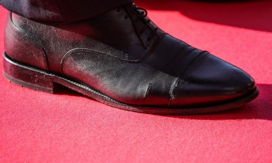 Ky është kryeministri që i kishte këpucët e grisura në Samit në Tiranë