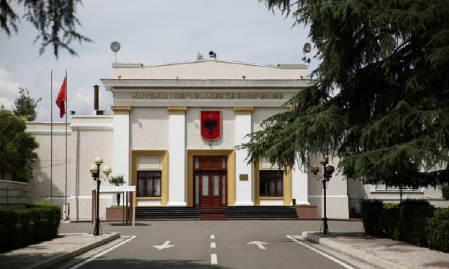 Shoferi  parkon makinën brenda oborrit të parlamentit në Shqipëri, thyen...