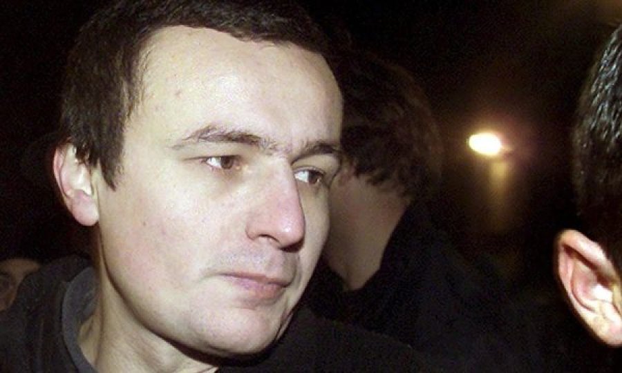 Albin Kurti duke përqafuar nënën e tij pas lirimit nga burgu me 7 dhjetor 2001