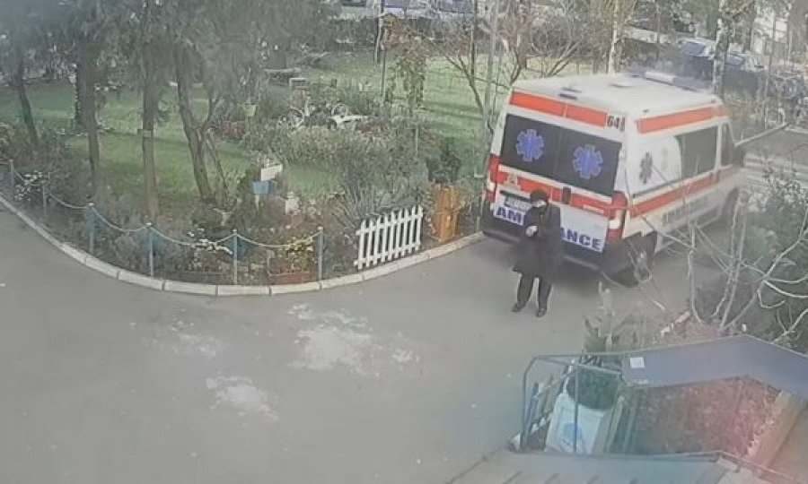 Autoambulanca shtyp këmbësoren e moshuar në Serbi, shoferi as që e dinte