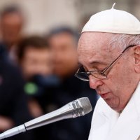 Papa Françesku i gatshëm të veprojë si ndërmjetës