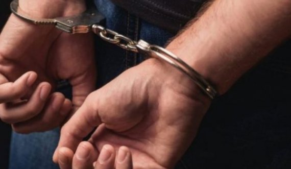 Shpërndante drogë afër shkollave, arrestohet 30-vjeçari