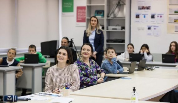 Nënkryetarja e Prishtinës Sahatçiu premton: Do t’i digjitalizojmë të gjitha shkollat e Prishtinës