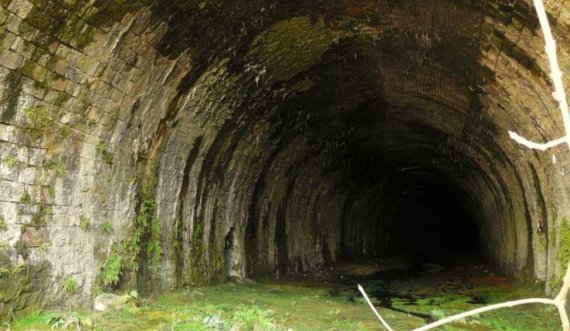 Tuneli 150-vjeçar i braktisur që kalon përgjatë rrugës kryesore