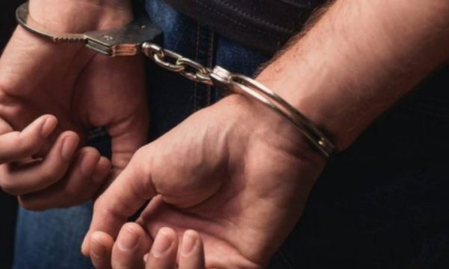 Shpërndante drogë afër shkollave, arrestohet 30-vjeçari