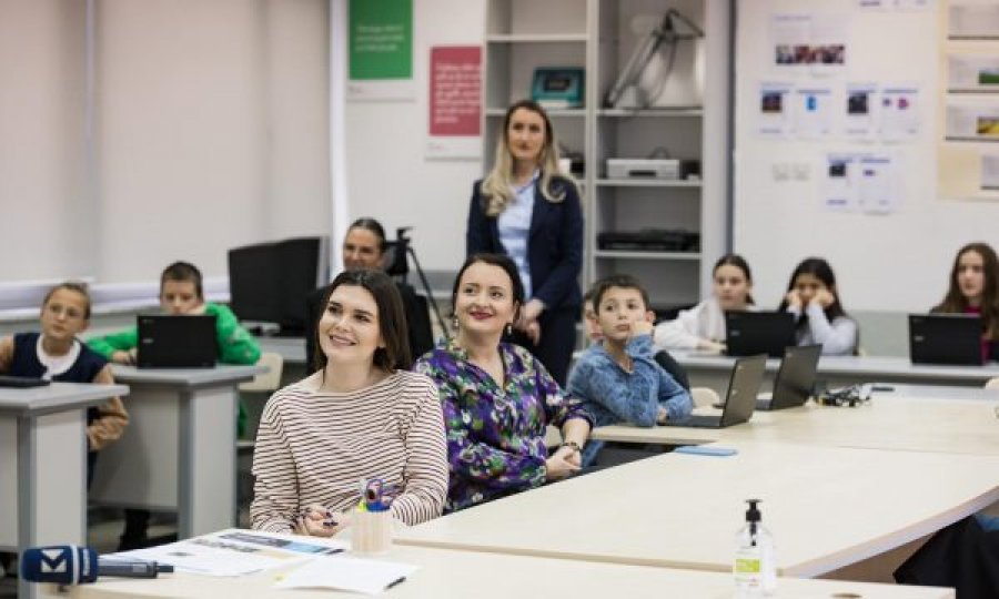 Nënkryetarja e Prishtinës Sahatçiu premton: Do t’i digjitalizojmë të gjitha shkollat e Prishtinës