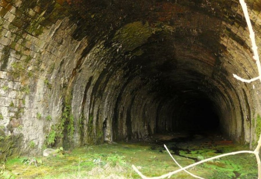 Tuneli 150-vjeçar i braktisur që kalon përgjatë rrugës kryesore