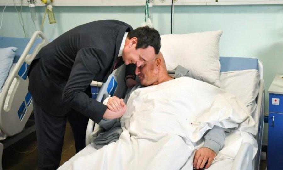 Kryeministri Kurti viziton në spital policin që u plagos në Veri