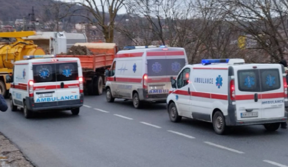 Serbët bllokojnë rrugët në Zveçan dhe Leposaviq