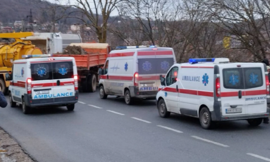 Serbët bllokojnë rrugët në Zveçan dhe Leposaviq